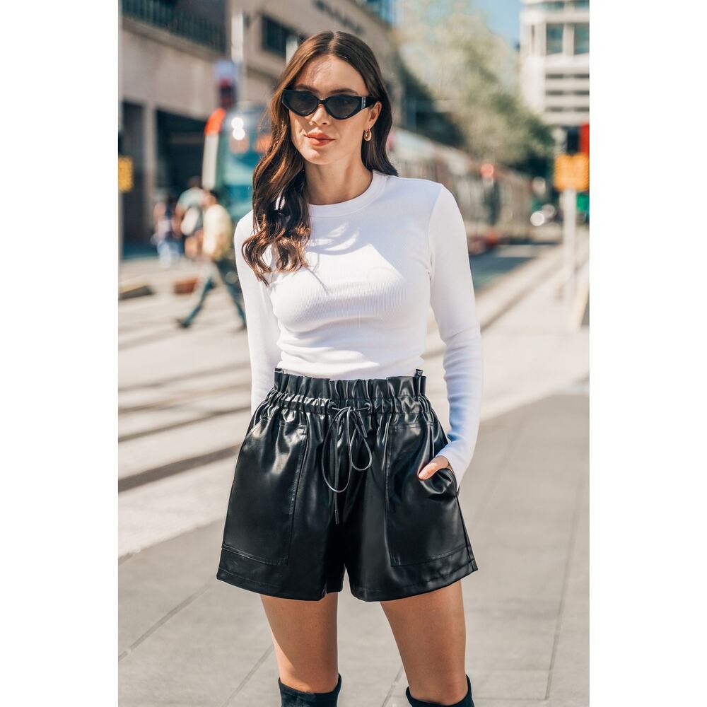 NEW SCHHJZPJ High-Waist Paperbag Faux Leather Wide Leg Shorts Black sz Large